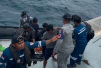 Kapal Negara (KN) Tanjung Datu-301 milik Badan Keamanan Laut Republik Indonesia (Bakamla RI) berhasil menyelamatkan enam orang awak kapal