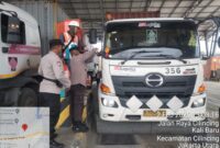 Pawas AKP Heri Y bersama Aiptu Thomas, Aiptu Rochman mendampingi kegiatan pembagian snack dan air mineral dari karyawan PT. MTI