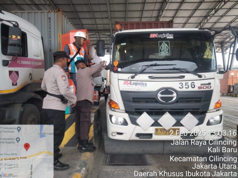 Pawas AKP Heri Y bersama Aiptu Thomas, Aiptu Rochman mendampingi kegiatan pembagian snack dan air mineral dari karyawan PT. MTI