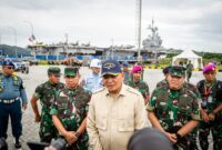 Menteri Pertahanan RI Sjafrie Sjamsoeddin dalam peninjauan Kapal Induk Prancis Charles De Gaulle (R91) di Pelabuhan Gili Mas