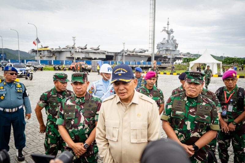 Menteri Pertahanan RI Sjafrie Sjamsoeddin dalam peninjauan Kapal Induk Prancis Charles De Gaulle (R91) di Pelabuhan Gili Mas