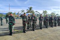 Kodim 1710/Mimika menggelar latihan Peraturan Baris Berbaris (PBB) di lapangan upacara Makodim 1710/Mimika