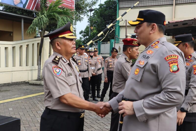 Kapolres Pelabuhan Tanjung Priok AKBP Dr. Martuasah H. Tobing, S.I.K., M.H., memimpin upacara kenaikan pangkat pengabdian