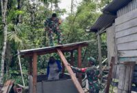 Babinsa Koramil 1710-06/Agimuga Serka Suminar dan Serda Herman membantu pembangunan MCK salah satu warga binaan