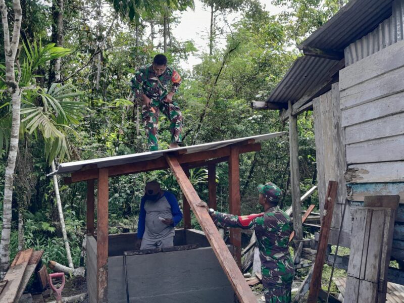 Babinsa Koramil 1710-06/Agimuga Serka Suminar dan Serda Herman membantu pembangunan MCK salah satu warga binaan