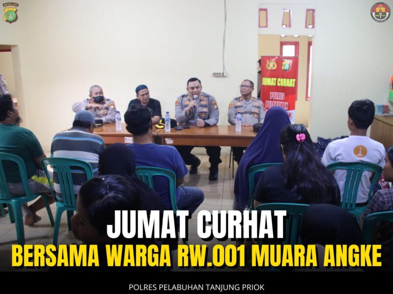 Polres Pelabuhan Tanjung Priok kembali melakukan kegiatan Jumat Curhat dengan membagikan sembako kepada masyarakat RW. 001
