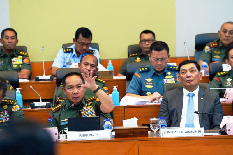 Panglima TNI Jenderal TNI Agus Subiyanto bersama Kepala Staf Angkatan mendampingi Menteri Pertahanan (Menhan) RI menghadiri rapat kerja
