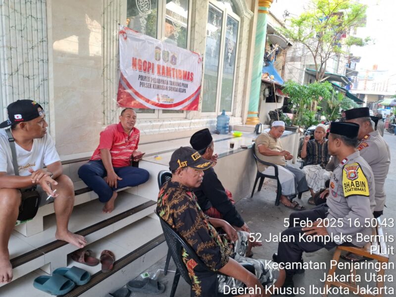 Polsek Kawasan Sunda Kelapa Polres Pelabuhan Tanjung Priok menggelar kegiatan Ngopi Kamtibmas di Mushola Nurul Hidayah