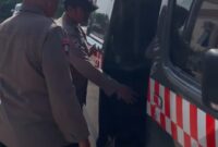 Polsek Kawasan Kali Baru Polres Pelabuhan Tanjung Priok menyerahkan orang terlantar ke Dinas Sosial Jakarta Utara