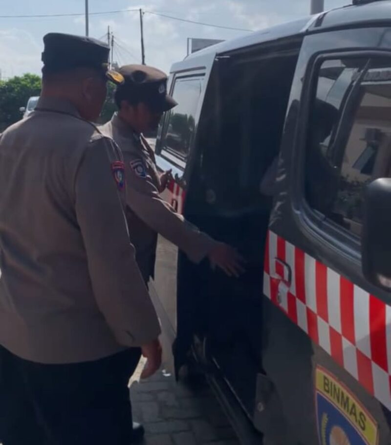 Polsek Kawasan Kali Baru Polres Pelabuhan Tanjung Priok menyerahkan orang terlantar ke Dinas Sosial Jakarta Utara