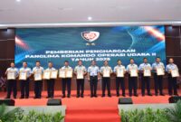 Panglima Komando Operasi Udara II (Pangkoopsud II) Marsekal Muda TNI Doni Hasoloan S. menyerahkan penghargaan kepada satuan dan personel berprestasi