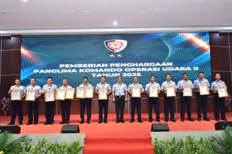 Panglima Komando Operasi Udara II (Pangkoopsud II) Marsekal Muda TNI Doni Hasoloan S. menyerahkan penghargaan kepada satuan dan personel berprestasi