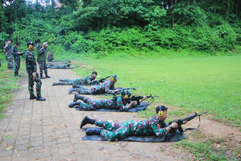 Satuan Pertahanan Pangkalan (Sathanlan) Lanud Sultan Hasanuddin menggelar latihan menembak, bertempat di lapangan tembak Atmaji