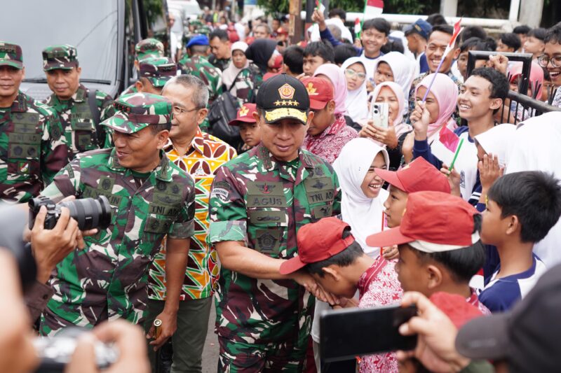 Panglima TNI Jenderal TNI Agus Subiyanto melaksanakan peninjauan langsung program pemberian Makan Bergizi Gratis (MBG)