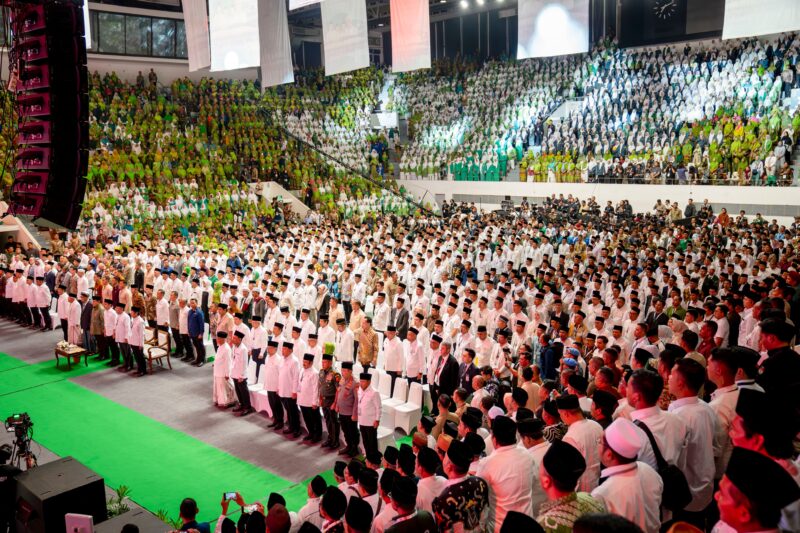 Panglima TNI Jenderal TNI Agus Subiyanto mendampingi Presiden Republik Indonesia Prabowo Subianto menghadiri puncak peringatan Hari Lahir (Harlah) ke-102 Nahdlatul Ulama