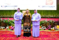 Ketua Umum Ikatan Kesejahteraan Keluarga TNI (IKKT) Pragati Wira Anggini (PWA) Ny. Evi Agus Subiyanto membuka secara langsung Pertemuan Gabungan
