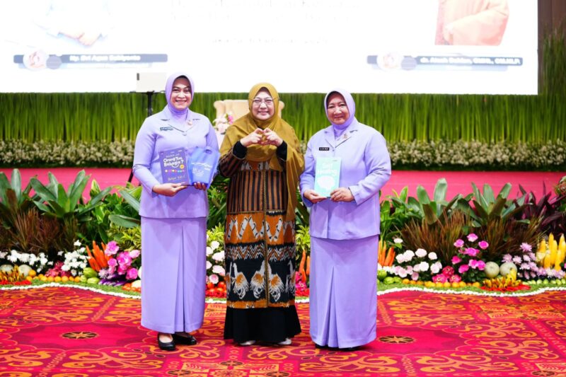 Ketua Umum Ikatan Kesejahteraan Keluarga TNI (IKKT) Pragati Wira Anggini (PWA) Ny. Evi Agus Subiyanto membuka secara langsung Pertemuan Gabungan
