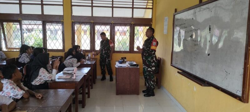 Babinsa Koramil 1710-03/Kuala Kencana dipimpin Serma H. Butar-butar melaksanakan pemberian materi matematika kepada para siswa-siswi