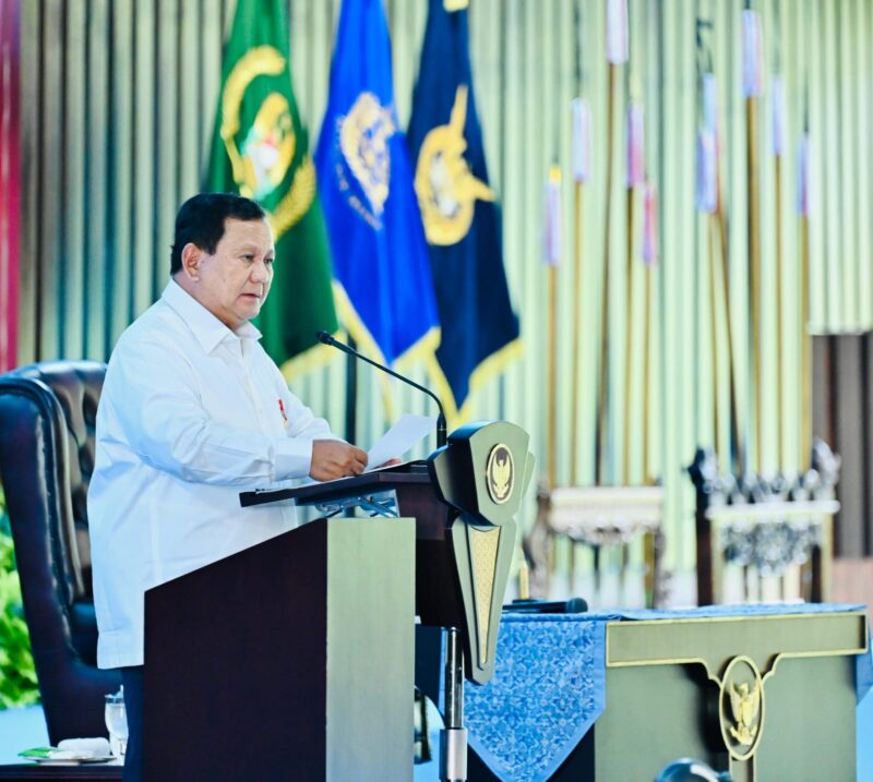 Presiden Republik Indonesia Prabowo Subianto didampingi Panglima TNI Jenderal TNI Agus Subiyanto bersama Kepala Staf Angkatan menghadiri dan memberikan arahan