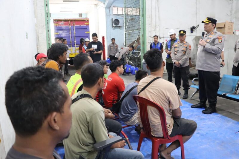 Kapolres Pelabuhan Tanjung Priok AKBP Dr. Martuasah H. Tobing, S.I.K., M.H., menggelar kegiatan Jumat Curhat dan pemberian Sembako