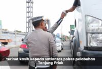 Satlantas Polres Pelabuhan Tanjung Priok membagikan ratusan nasi kotak kepada para supir truk trailer