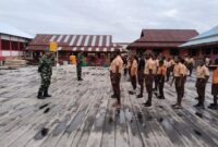 Babinsa Koramil 1710-07/Mapurujaya Sertu Slamet Jaya Abadi dan Sertu Yulius Nampe memberikan pelatihan Peraturan Baris Berbaris