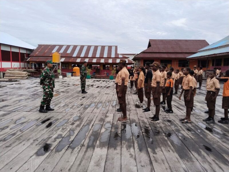 Babinsa Koramil 1710-07/Mapurujaya Sertu Slamet Jaya Abadi dan Sertu Yulius Nampe memberikan pelatihan Peraturan Baris Berbaris