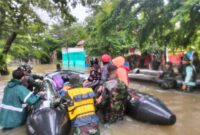 Tim Siaga Bencana Makoopsud II melaksanakan kegiatan evakuasi warga yang terdampak banjir di wilayah RT 02 dan 03 RW 08, Balangturungan