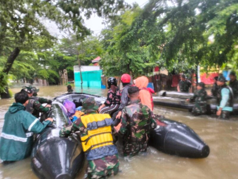Tim Siaga Bencana Makoopsud II melaksanakan kegiatan evakuasi warga yang terdampak banjir di wilayah RT 02 dan 03 RW 08, Balangturungan