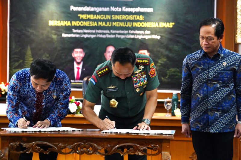 Panglima TNI Jenderal TNI Agus Subiyanto menandatangani Nota Kesepahaman Memorandum of Understanding (MoU)