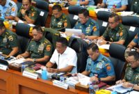 Panglima TNI Jenderal TNI Agus Subiyanto mendampingi Wakil Menteri pertahanan (Wamenhan) RI Marsekal Madya TNI (Purn) Donny Ermawan
