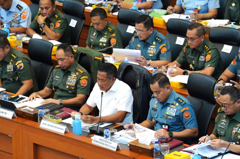 Panglima TNI Jenderal TNI Agus Subiyanto mendampingi Wakil Menteri pertahanan (Wamenhan) RI Marsekal Madya TNI (Purn) Donny Ermawan