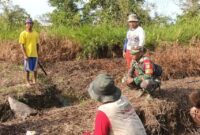 Babinsa Koramil 1710-03/Kuala Kencana, Sertu Abraham Bartkombawa bersama petani binaan melaksanakan kerja bakti