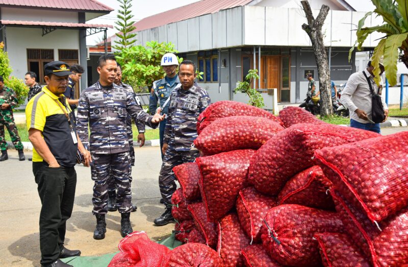 Tim Fleet One Quick Response (F1QR) Lantamal XII bersama Direktorat Jenderal Bea dan Cukai (DJBC) Kalimantan Bagian Barat