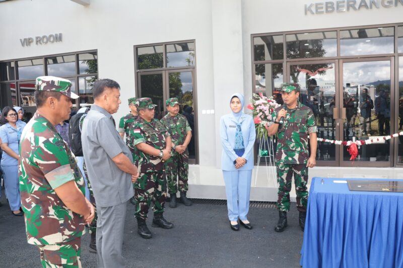 Kepala Staf Angkatan Udara (Kasau) Marsekal TNI M. Tonny Harjono, S.E., M.M., didampingi Ketua Umum PIA Ardhya Garini Ny. Isa M. Tonny Harjono