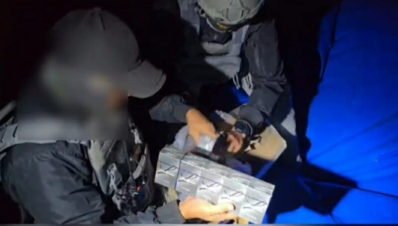 Bakamla RI melalui unsur KN Pulau Dana-323 yang dikomandani Letkol Bakamla Umar Dani berhasil menangkap sebuah kapal kayu tanpa nama