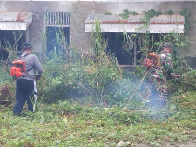 Babinsa Koramil 1710-01/Kokonao Serka Hendrik F Renyaaan bersama warga melaksanakan kerja bakti pembersihan