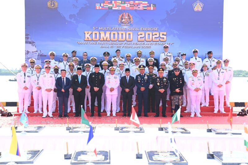 TNI Angkatan Laut (TNI AL) secara resmi menggelar 5th Multilateral Naval Exercise Komodo 2025 (MNEK 2025) yang dibuka langsung oleh Kepala Staf Angkatan Laut