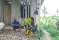 Serka Philipus Paringgi Babinsa Koramil 02/Timika Kodim 1710/Mimika lakukan Komunikasi Sosial (Komsos) dengan petani jagung