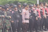 Personel Kodim 1710/Mimika melaksanakan Apel Gelar Pasukan Gabungan TNI-Polri antisipasi keamanan jelang putusan MK sengketa Pilkada