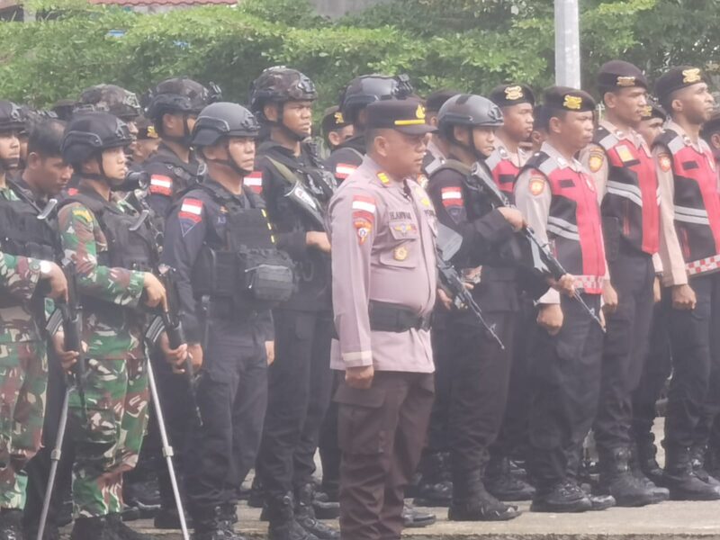 Personel Kodim 1710/Mimika melaksanakan Apel Gelar Pasukan Gabungan TNI-Polri antisipasi keamanan jelang putusan MK sengketa Pilkada