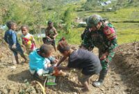 Satgas Pamtas RI-PNG Kewilayahan Yonif 715/Motuliato Pos Wuyuneri melaksanakan anjangsana dengan membagikan bibit pangan