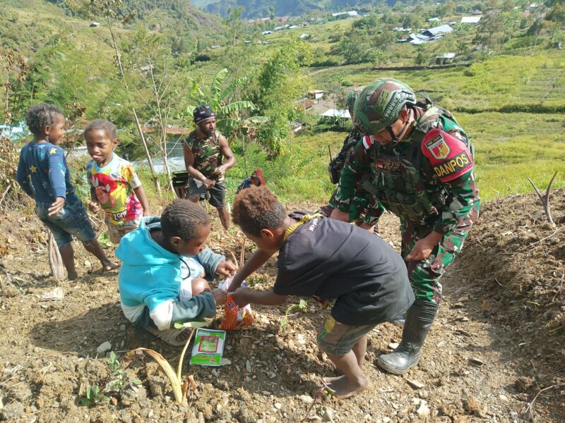 Satgas Pamtas RI-PNG Kewilayahan Yonif 715/Motuliato Pos Wuyuneri melaksanakan anjangsana dengan membagikan bibit pangan