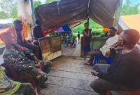 Babinsa Pos Jita Koramil 06/Agimuga Kodim 1710/Mimika, Sertu Sarsari melayat ke rumah warga yang sedang berduka