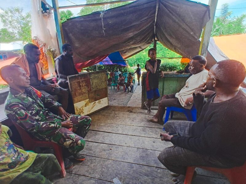 Babinsa Pos Jita Koramil 06/Agimuga Kodim 1710/Mimika, Sertu Sarsari melayat ke rumah warga yang sedang berduka