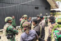 Satgas Pamtas Kewilayahan Yonif 715/Motuliato melakukan kegiatan Komunikasi Sosial (Komsos) untuk membantu kesulitan dan mendengarkan keluhan