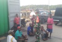 Babinsa Koramil 1710-07/Mapurujaya Sertu Yulius Nampe melaksanakan Komunikasi Sosial (Komsos) dengan Tenaga Kerja Bongkar Muat