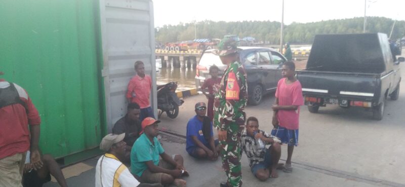 Babinsa Koramil 1710-07/Mapurujaya Sertu Yulius Nampe melaksanakan Komunikasi Sosial (Komsos) dengan Tenaga Kerja Bongkar Muat