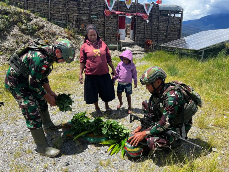 Satgas Yonif 715/Mtl Pos Pintu Angin memborong habis hasil tani dari Mama Papua yang datang ke Pos