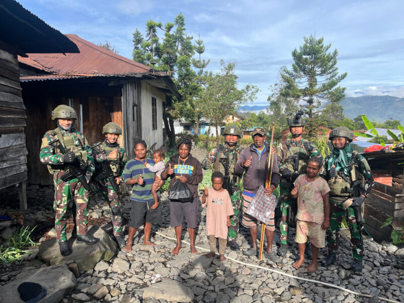 Satgas Yonif 112/DJ yang dipimpin langsung oleh Danpos Kampung 55, Letda Inf Emerikus Lase melaksanakan anjangsana